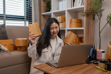 Ürününü çevrimiçi satmak için yaşıyor, sme, o bir girişimci ve küçük bir işletmesi var, canlı yayın, paket, ürünlerini internette satıyor, yaşadığı zaman müşteriyle konuşuyor.