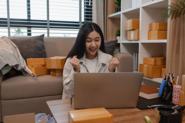 Sattığı paket sayısından memnundu, bir girişimci satış hedefini aşmasından duyduğu neşeyi gösterdi, neşeli, neşeli, sme, küçük işletme, paket