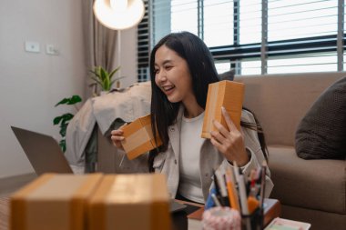 Ürününü çevrimiçi satmak için yaşıyor, sme, o bir girişimci ve küçük bir işletmesi var, canlı yayın, paket, ürünlerini internette satıyor, yaşadığı zaman müşteriyle konuşuyor.