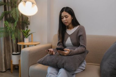 Kredi kartı harcamaları konusunda stresli hissediyor. Ödenmemiş bakiyeyi görünce, alışveriş kartlarını oluşturan harcamalar onu strese sokuyor. Banka kartı, banka kartı, harcama...