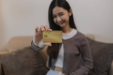 Kredi kartını ödeyerek internetten alışveriş yapmayı seviyor. Banka kartındaki bakiye mutlu bir şekilde harcaması için yeterli. Boş zamanlarını kredi kartıyla alışveriş yaparak geçiriyor.