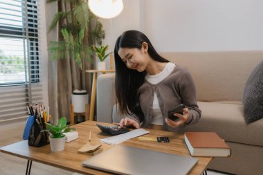 Bazı işlemler için kredi kartı kullanıyor, kredi kartı ya da banka kartıyla ödeme yapıyor, doğru mali durum kredi kartı ve finans ile uygundur