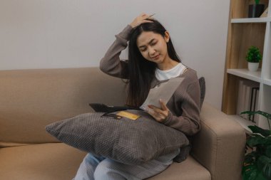 Kredi kartı harcamaları konusunda stresli hissediyor. Ödenmemiş bakiyeyi görünce, alışveriş kartlarını oluşturan harcamalar onu strese sokuyor. Banka kartı, banka kartı, harcama...