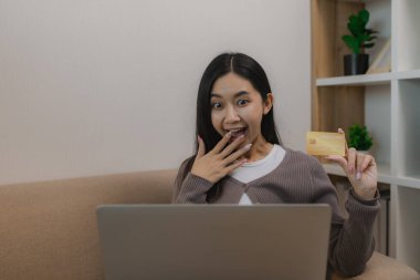 Kredi kartını ödeyerek internetten alışveriş yapmayı seviyor. Banka kartındaki bakiye mutlu bir şekilde harcaması için yeterli. Boş zamanlarını kredi kartıyla alışveriş yaparak geçiriyor.