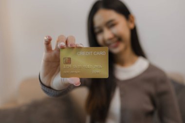 Kredi kartını ödeyerek internetten alışveriş yapmayı seviyor. Banka kartındaki bakiye mutlu bir şekilde harcaması için yeterli. Boş zamanlarını kredi kartıyla alışveriş yaparak geçiriyor.