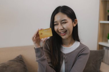 Kredi kartını ödeyerek internetten alışveriş yapmayı seviyor. Banka kartındaki bakiye mutlu bir şekilde harcaması için yeterli. Boş zamanlarını kredi kartıyla alışveriş yaparak geçiriyor.