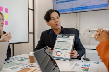 Bir grup işadamı iş projeleri hakkında beyin fırtınası yapıyor. Bu girişimciler ofiste finans, muhasebe ve pazarlama, sunum ve tartışma konularında toplanıyorlar.