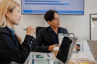 Bir grup işadamı iş projeleri hakkında beyin fırtınası yapıyor. Bu girişimciler ofiste finans, muhasebe ve pazarlama, sunum ve tartışma konularında toplanıyorlar.