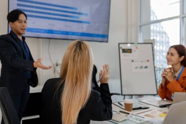 Bir grup işadamı iş projeleri hakkında beyin fırtınası yapıyor. Bu girişimciler ofiste finans, muhasebe ve pazarlama, sunum ve tartışma konularında toplanıyorlar.