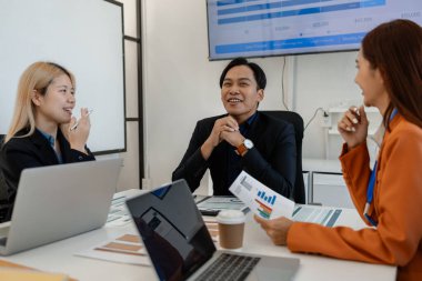 Bir grup işadamı iş projeleri hakkında beyin fırtınası yapıyor. Bu girişimciler ofiste finans, muhasebe ve pazarlama, sunum ve tartışma konularında toplanıyorlar.