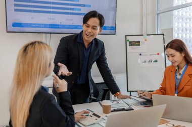 Bir grup işadamı iş projeleri hakkında beyin fırtınası yapıyor. Bu girişimciler ofiste finans, muhasebe ve pazarlama, sunum ve tartışma konularında toplanıyorlar.