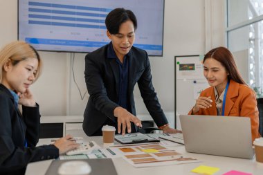 Pazarlama ekibinden biri takıma sunumu anlatıyor, bir grup işadamı ofiste toplanıyor, bu girişimciler iş projeleri, finans ve muhasebe hakkında beyin fırtınası yapıyorlar.