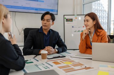 Pazarlama ekibinden biri takıma sunumu anlatıyor, bir grup işadamı ofiste toplanıyor, bu girişimciler iş projeleri, finans ve muhasebe hakkında beyin fırtınası yapıyorlar.