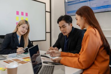 Pazarlama ekibinden biri takıma sunumu anlatıyor, bir grup işadamı ofiste toplanıyor, bu girişimciler iş projeleri, finans ve muhasebe hakkında beyin fırtınası yapıyorlar.