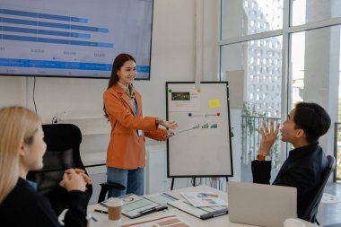 Pazarlama ekibinden biri takıma sunumu anlatıyor, bir grup işadamı ofiste toplanıyor, bu girişimciler iş projeleri, finans ve muhasebe hakkında beyin fırtınası yapıyorlar.