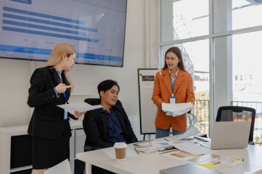 Bu iş adamları, şirketleri sorunlarla karşı karşıya olduğu için stres altındalar. Şirket finansal bir krizle karşı karşıya ve bu da şirketlerinin iflasına, stresine ve girişimlerine neden oluyor.