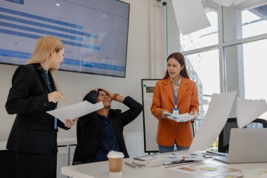 Bu iş adamları, şirketleri sorunlarla karşı karşıya olduğu için stres altındalar. Şirket finansal bir krizle karşı karşıya ve bu da şirketlerinin iflasına, stresine ve girişimlerine neden oluyor.