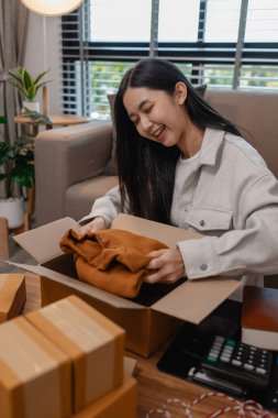 Tüm müşterilere göndermek için paket hazırlıyor. Bu girişimcinin küçük bir işletmesi var. Sme, internetten ürün satıyor.