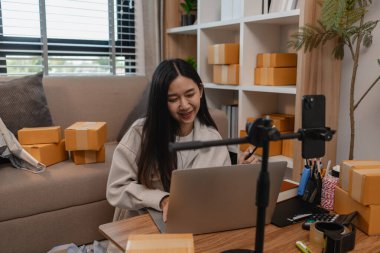 Ürününü çevrimiçi satmak için yaşıyor, sme, o bir girişimci ve küçük bir işletmesi var, canlı yayın, paket, ürünlerini internette satıyor, yaşadığı zaman müşteriyle konuşuyor.