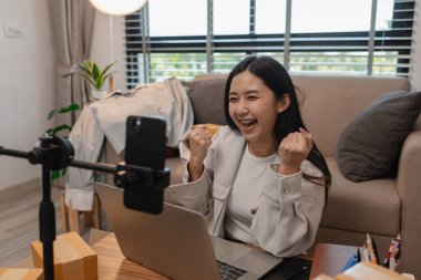 Sattığı paket sayısından memnundu, bir girişimci satış hedefini aşmasından duyduğu neşeyi gösterdi, neşeli, neşeli, sme, küçük işletme, paket