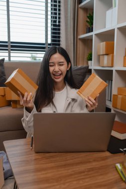 Ürününü çevrimiçi satmak için yaşıyor, sme, o bir girişimci ve küçük bir işletmesi var, canlı yayın, paket, ürünlerini internette satıyor, yaşadığı zaman müşteriyle konuşuyor.