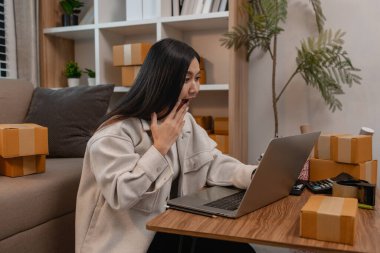 Sattığı paket sayısından memnundu, bir girişimci satış hedefini aşmasından duyduğu neşeyi gösterdi, neşeli, neşeli, sme, küçük işletme, paket