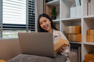 Küçük işletmesini yönetiyor, bu girişimci canlı yayında ürün, paket, sme satmak için canlı yayın yapıyor, bir iş kadını olmak istiyor, ürünü çevrimiçi satmak, çevrimiçi müşterilerle konuşmak için yayın yapıyor.