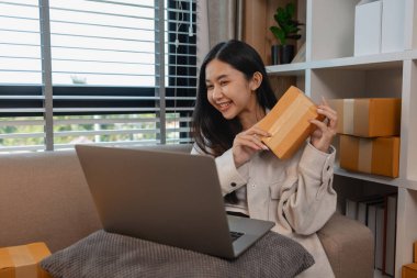 Küçük işletmesini yönetiyor, bu girişimci canlı yayında ürün, paket, sme satmak için canlı yayın yapıyor, bir iş kadını olmak istiyor, ürünü çevrimiçi satmak, çevrimiçi müşterilerle konuşmak için yayın yapıyor.