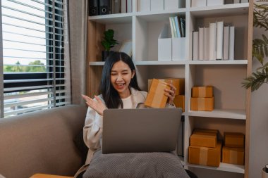 Küçük işletmesini yönetiyor, bu girişimci canlı yayında ürün, paket, sme satmak için canlı yayın yapıyor, bir iş kadını olmak istiyor, ürünü çevrimiçi satmak, çevrimiçi müşterilerle konuşmak için yayın yapıyor.