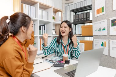 Bir grup profesyonel, modern bir girişim ortamında büyüme ve başarı sağlamak için yenilikçi fikirler ve stratejiler alışverişinde bulundu..