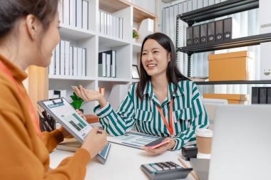 Bir grup profesyonel, modern bir girişim ortamında büyüme ve başarı sağlamak için yenilikçi fikirler ve stratejiler alışverişinde bulundu..