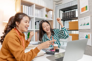 Bir grup profesyonel, modern bir girişim ortamında büyüme ve başarı sağlamak için yenilikçi fikirler ve stratejiler alışverişinde bulundu..