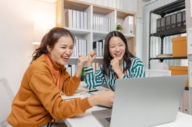 Bir grup profesyonel, modern bir girişim ortamında büyüme ve başarı sağlamak için yenilikçi fikirler ve stratejiler alışverişinde bulundu..