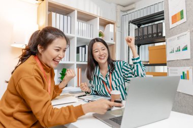 Bir grup profesyonel, modern bir girişim ortamında büyüme ve başarı sağlamak için yenilikçi fikirler ve stratejiler alışverişinde bulundu..