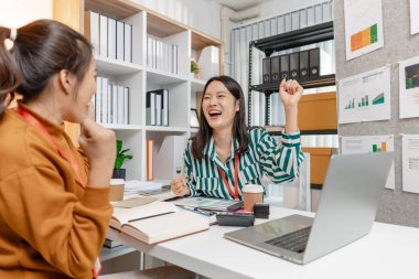 Bir grup profesyonel, modern bir girişim ortamında büyüme ve başarı sağlamak için yenilikçi fikirler ve stratejiler alışverişinde bulundu..