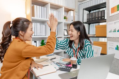 Girişim toplantısında birlikte çalışan meslektaşlar, yenilikçiliği, ilerlemeyi ve uzun vadeli iş büyümesini teşvik eden yaratıcı çözümlere ve girişimci stratejilere odaklanırlar..