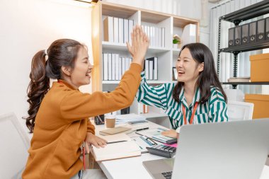 Bir grup profesyonel, modern bir girişim ortamında büyüme ve başarı sağlamak için yenilikçi fikirler ve stratejiler alışverişinde bulundu..