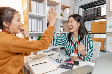 Girişim toplantısında birlikte çalışan meslektaşlar, yenilikçiliği, ilerlemeyi ve uzun vadeli iş büyümesini teşvik eden yaratıcı çözümlere ve girişimci stratejilere odaklanırlar..