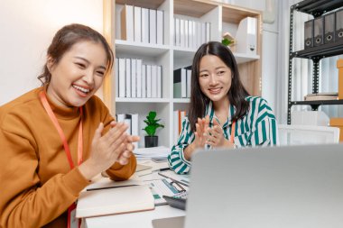 Girişim toplantısında birlikte çalışan meslektaşlar, yenilikçiliği, ilerlemeyi ve uzun vadeli iş büyümesini teşvik eden yaratıcı çözümlere ve girişimci stratejilere odaklanırlar..