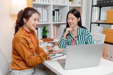 İş dünyasından profesyoneller fikirleri paylaşıyor ve dinamik bir başlangıç toplantısında birlikte çalışıyorlar, yaratıcılık, problem çözme ve sürdürülebilir büyümeye yönelik toplu çabaların altını çiziyorlar.