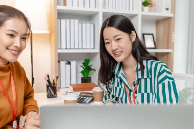 İş dünyasından profesyoneller fikirleri paylaşıyor ve dinamik bir başlangıç toplantısında birlikte çalışıyorlar, yaratıcılık, problem çözme ve sürdürülebilir büyümeye yönelik toplu çabaların altını çiziyorlar.