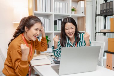 Meslektaşlar, ortak hedeflere ulaşmak, ortaklıkları güçlendirmek ve bir girişimde sürdürülebilir büyüme sağlamak için takım çalışmalarını, yaratıcılığı ve stratejik düşünmeyi vurgulayan bir iş toplantısında işbirliği yaparlar..