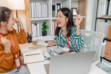 Meslektaşlar, ortak hedeflere ulaşmak, ortaklıkları güçlendirmek ve bir girişimde sürdürülebilir büyüme sağlamak için takım çalışmalarını, yaratıcılığı ve stratejik düşünmeyi vurgulayan bir iş toplantısında işbirliği yaparlar..