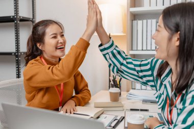 Meslektaşlar, ortak hedeflere ulaşmak, ortaklıkları güçlendirmek ve bir girişimde sürdürülebilir büyüme sağlamak için takım çalışmalarını, yaratıcılığı ve stratejik düşünmeyi vurgulayan bir iş toplantısında işbirliği yaparlar..