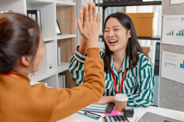 Meslektaşlar, ortak hedeflere ulaşmak, ortaklıkları güçlendirmek ve bir girişimde sürdürülebilir büyüme sağlamak için takım çalışmalarını, yaratıcılığı ve stratejik düşünmeyi vurgulayan bir iş toplantısında işbirliği yaparlar..
