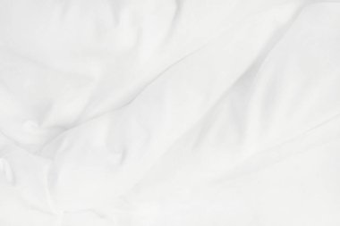 Beyaz battaniye dokusu ve yatak odasında kırışık ya da dağınık yatak örtüsü..