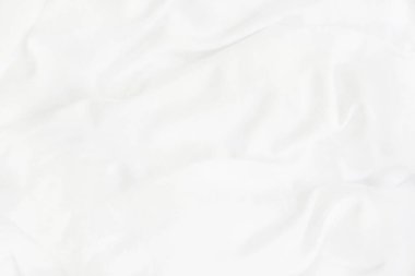 Beyaz battaniye dokusu ve yatak odasında kırışık ya da dağınık yatak örtüsü..