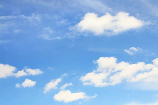 Блакитне Небо Якими Білими Хмарами Фон Красиве Яскраве Літнє Небо Ліцензійні Стокові Зображення