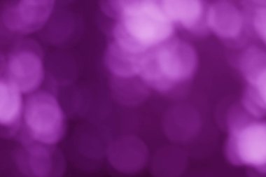 Mor bokeh soyut, doğal arkaplanda bulanık parlak ışık deseni.