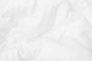 Beyaz battaniye dokusu ve yatak odasında kırışık ya da dağınık yatak örtüsü..